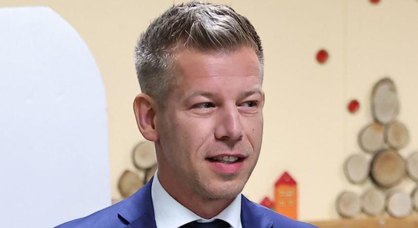 Most lesel. Ilona, a barátnője így viszonozta, hogy gyönyörű csokorral várta őt Magyar Péter a reptéren