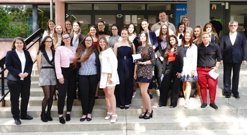 Megható pillanatok a Nyíregyházi Egyetemen: elbúcsúztak a végzősöktől
