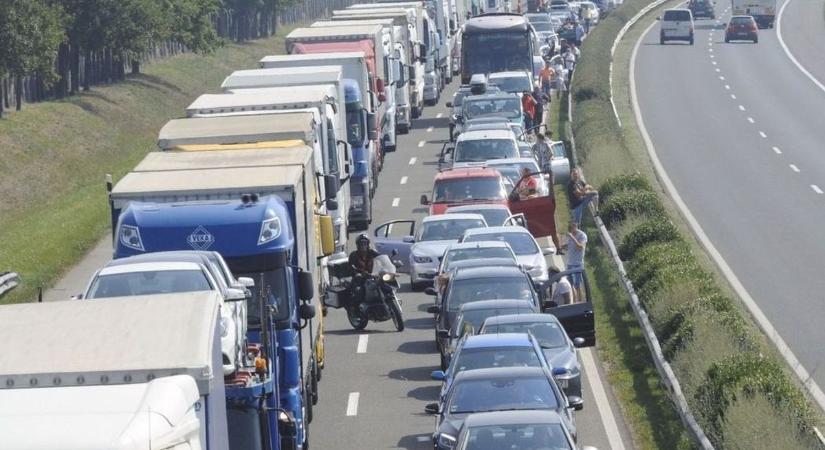 Tömegbaleset az M3-ason, egy kisbusz az árokba csapódott