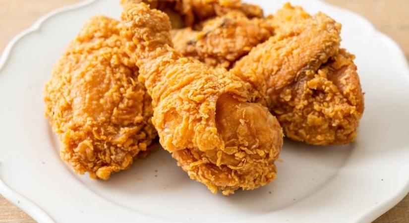 Így készül a legendás amerikai rántott csirke: ropogós bunda, szaftos hús