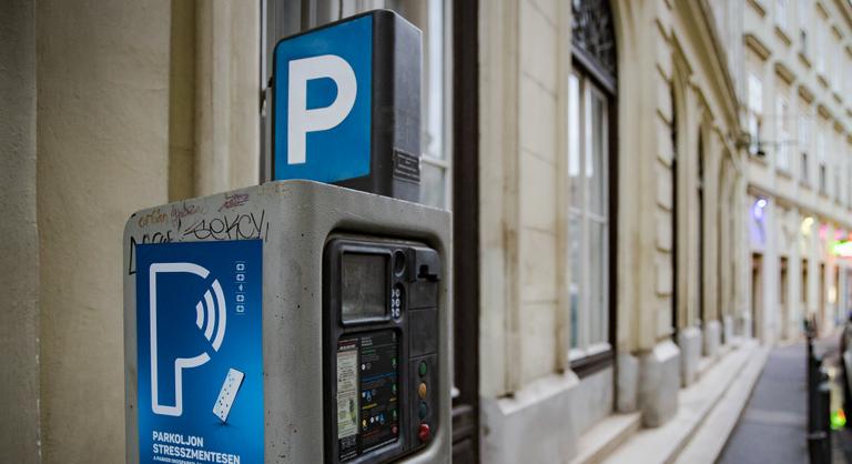 Végleg eltűnnek a parkolóautomaták Budapestről, így lehet majd fizetni júliustól