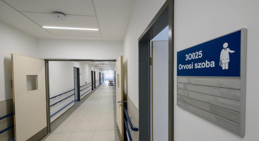 70 ezer forintot fizetett az anyajegye levetetésére, de ugyanarra a rendelésre hívták be, ahol a TB-s betegeket is ellátják