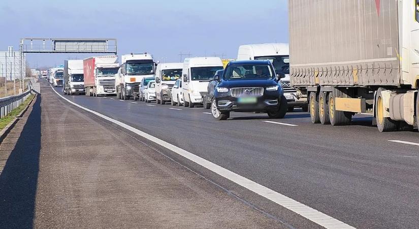 Tömegkarambol miatt csak a leállósávban haladhat a forgalom az M3-as autópályán