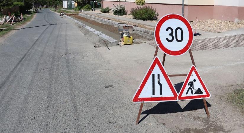 Autósok, figyelem! Hosszú hetekre felforgatják az Üdülő utcát