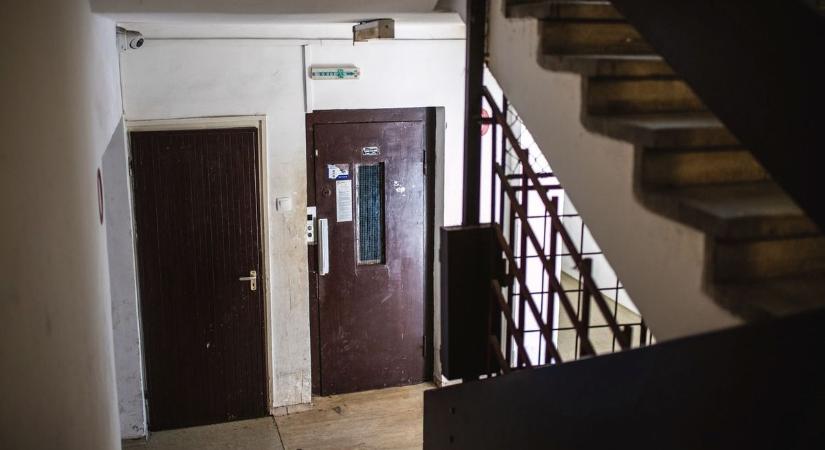 Liftbe szállt egy férfi Hajdú-Biharban, percekkel később már szirénázva mentek érte!