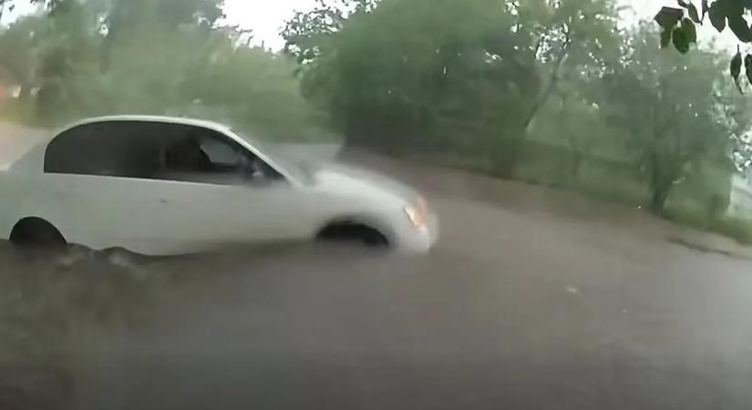Másodperceken múlt a tragédia: csecsemő rekedt az árvíz közepén – videó