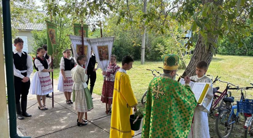 Népviseletben a templomban – pünkösdi családi nap Tiszacsomán