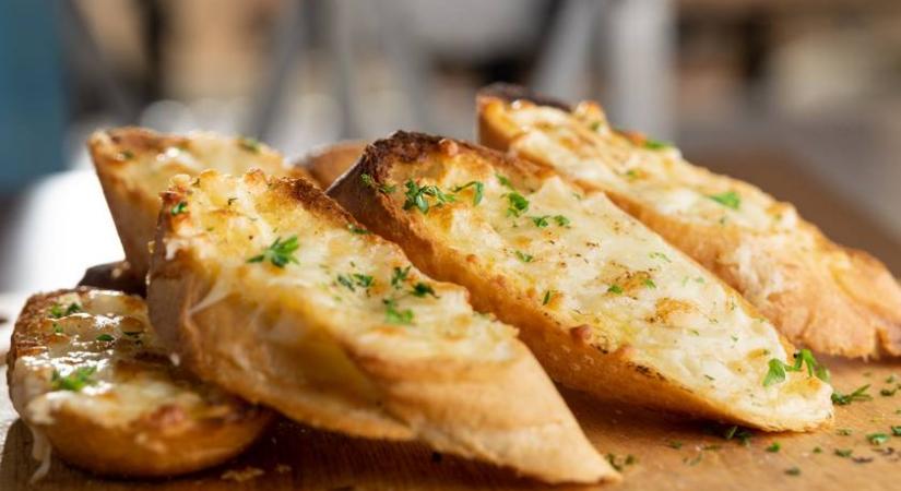 Ropogós sajtos melegszendvics grillrácson: egy szelet nem elég belőle