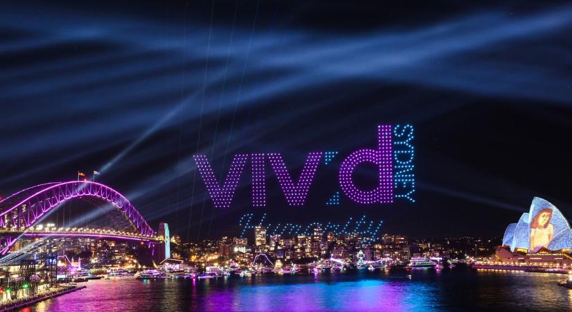 Összezavarodtak a drónok: több tucatnyi szerkezet zuhant le egy fényjáték során Sydney-ben