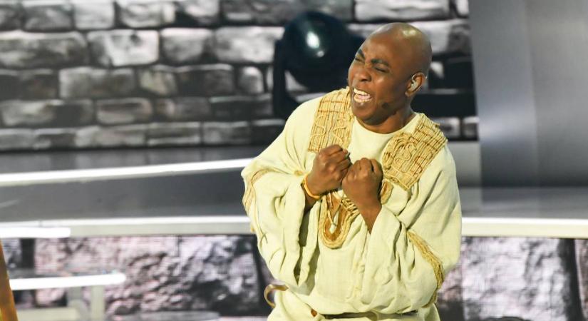 Hosszú évek után ment haza Fekete Pákó: Nigériában élő édesapjával fotózkodott