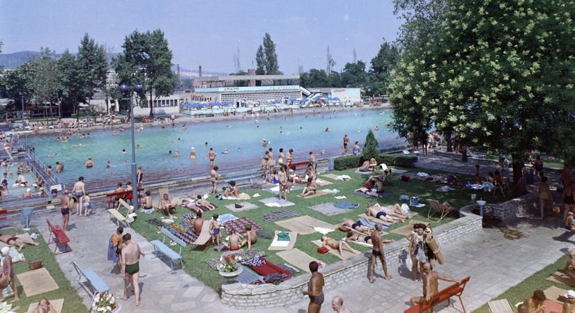 Fürdőruhák, strandlepedők, teli medencék - retró képeken mutatjuk, hogy strandoltak régen