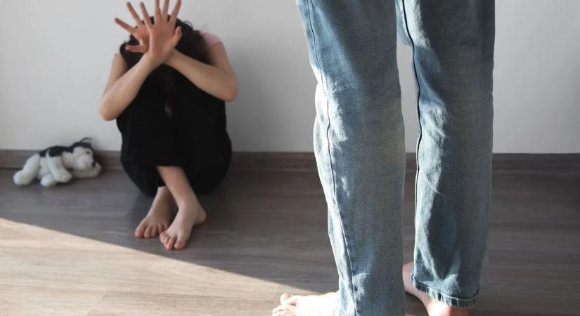13 év fegyházat kapott a 12 éves kislányát megrontó mostohaapa