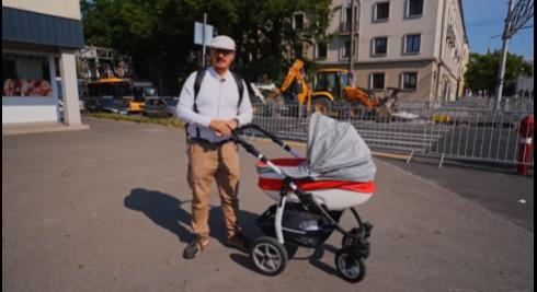 Babakocsival 10 perces kerülővel lehet csak átkelni az úton a Nagyállomásnál