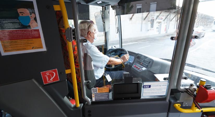 Dühében megrúgta a busz ajtaját – az esetet kamera rögzítette