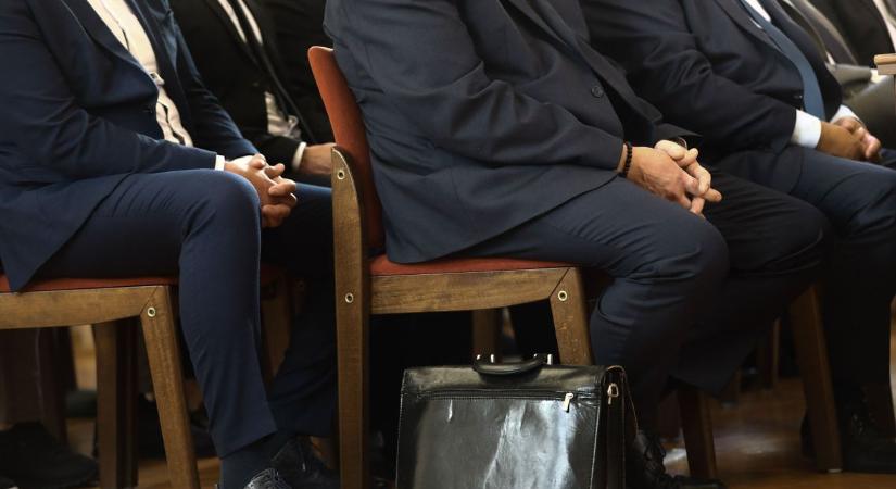Egyenruhások a vádlottak padján - Elkezdődött a korrupciós per Győrben - fotók