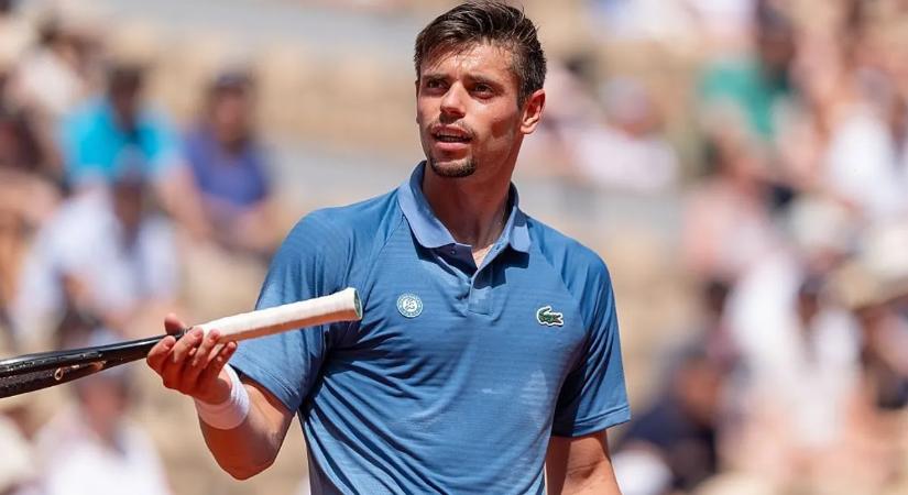 Ez aztán a bemutatkozás: nem sok hiányzott, hogy a pályán csináljon be a Garros-újonc