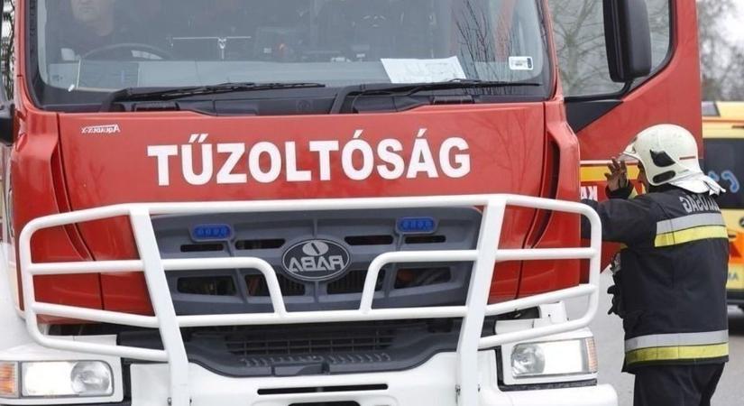 Teherautó és személyautó rohant egymásba, teljes az útzár a 61-esen