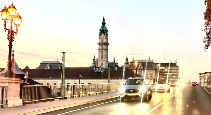 Nem engedett felszállni egy jegy nélküli utast az egyik győri helyijáratos buszra a sofőr, erre a férfi rugdosni kezdte a járművet