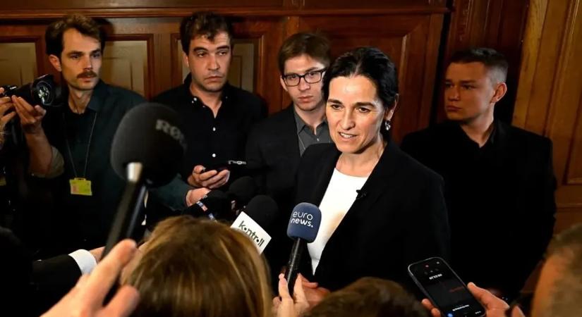 Orbán Anita akadozó és bizonytalan angoltudásán nevet az egész világ