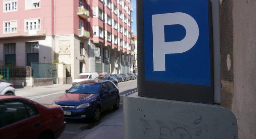 Megszűnnek a parkolóautomaták: bajban lesz, akinek lemerül az mobilja