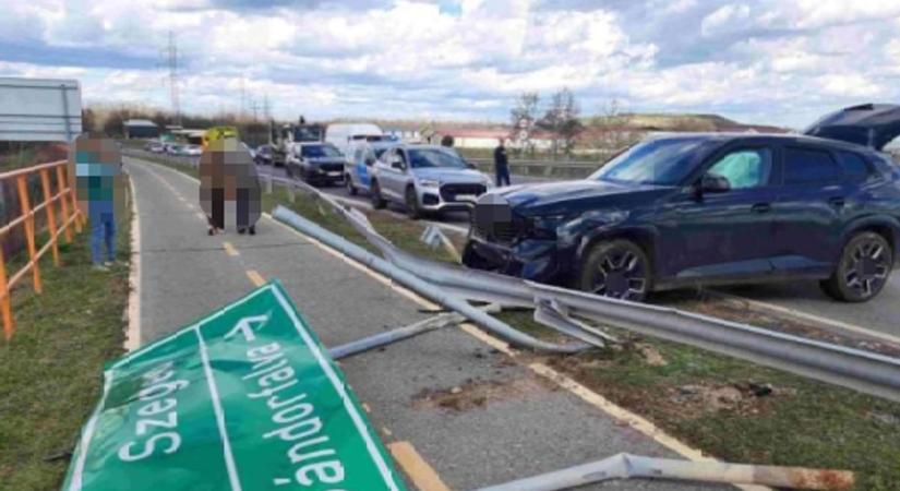 Durva balesetek az M5-ösön: két ittas sofőr is szalagkorlátnak csapódott Szegednél