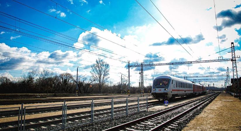 Figyelem! Óriási változás jön a vonatközlekedésben a nyíregyházi vonalon! Hónapokig pótlóbuszok járnak InterCity helyett is (videó)