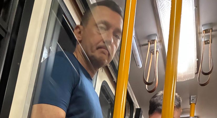 Rogán Antal lement az emberek közé