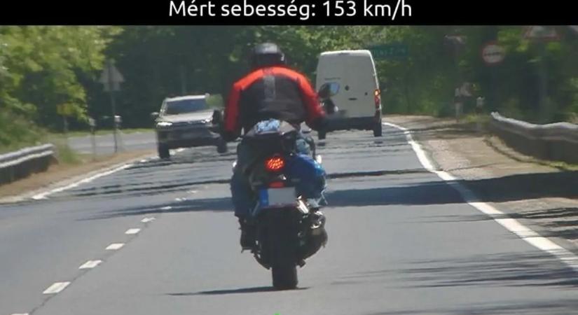 Életveszélyes tempó - 90 helyett 153 km/órával hajtott a száguldó motoros
