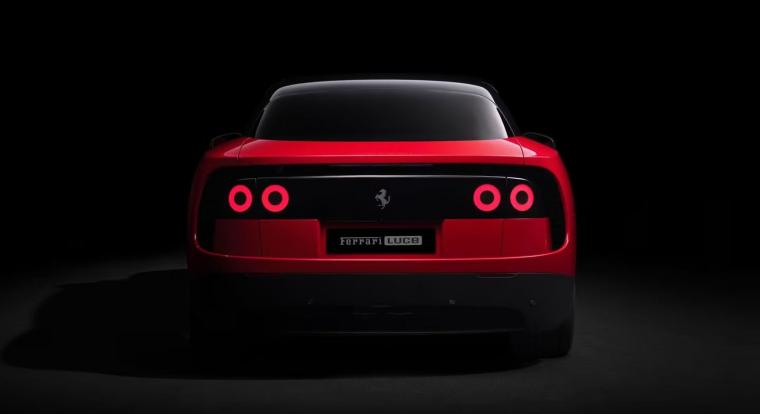 Bemutatta első elektromos autóját a Ferrari, aminek a formanelyvét az Apple legendás dizájnere, Jonny Ive tervezte