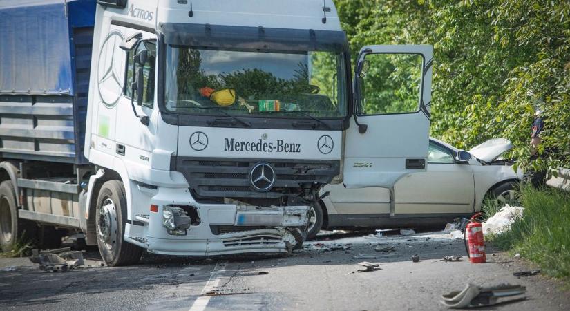 Teljes útzár Baranya határában: súlyos baleset történt, kamion és személyautó ütközött