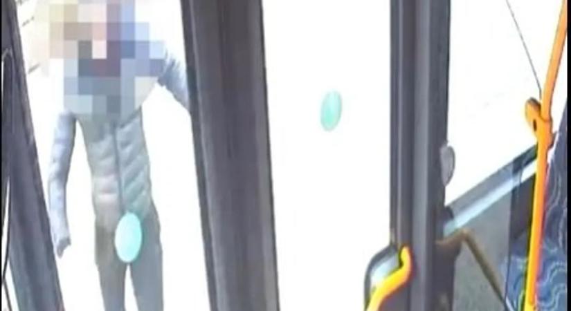Jegy nélkül akart felszállni, majd berúgta a busz ajtaját - Videó!