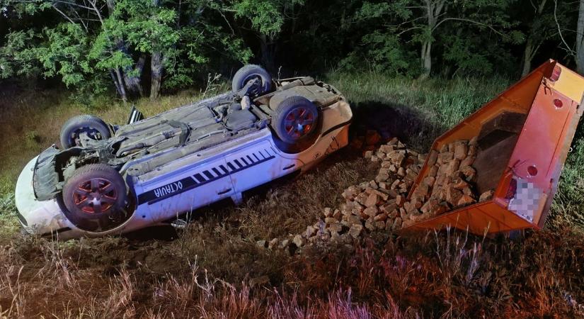 Centiken múlt a tragédia: ittas sofőr miatt borulhatott árokba egy autó az 53-as főúton  fotók