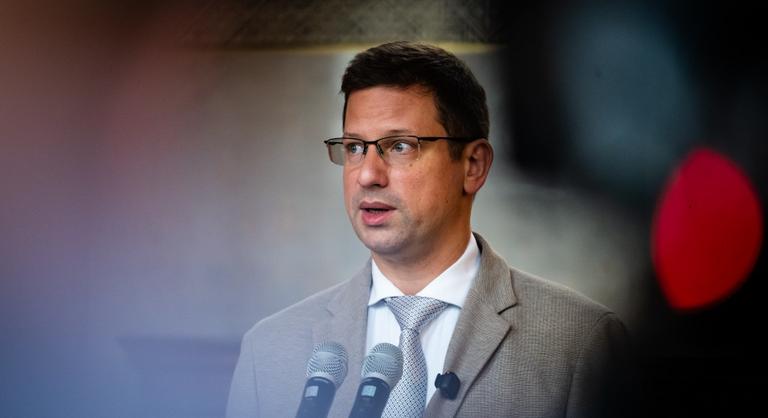 Gulyás Gergely reagált a hírre, hogy mégsem törlik a keresztény kultúra védelmét az Alaptörvényből