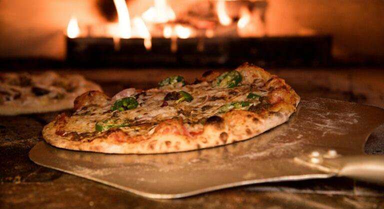 10 000 bitcoint kapott két pizzáért – most elárulta, mire költötte