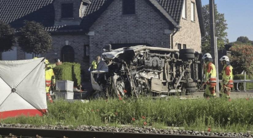 Összeütközött egy vonat és egy iskolabusz Belgiumban, többen meghaltak