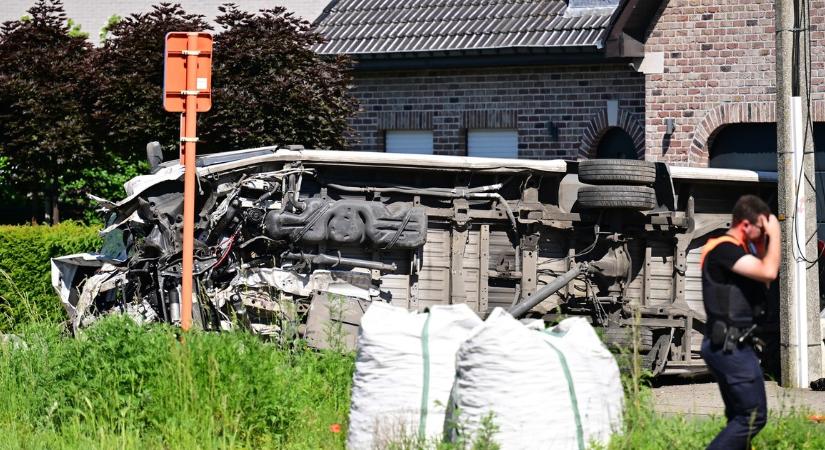 Tragédia! Gyerekeket szállító kisbusszal ütközött egy vonat Belgiumban – Fotókon a borzalmas baleset
