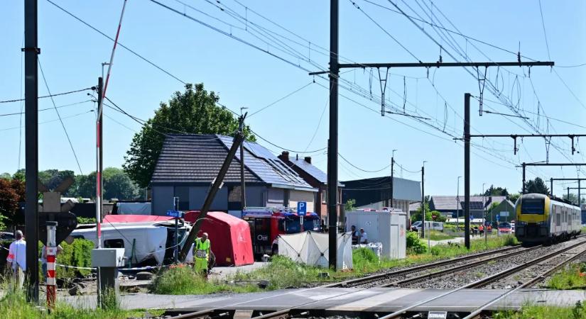 Vonattal ütközött egy iskolabusz Belgiumban, két gyerek és két felnőtt halt meg a balesetben