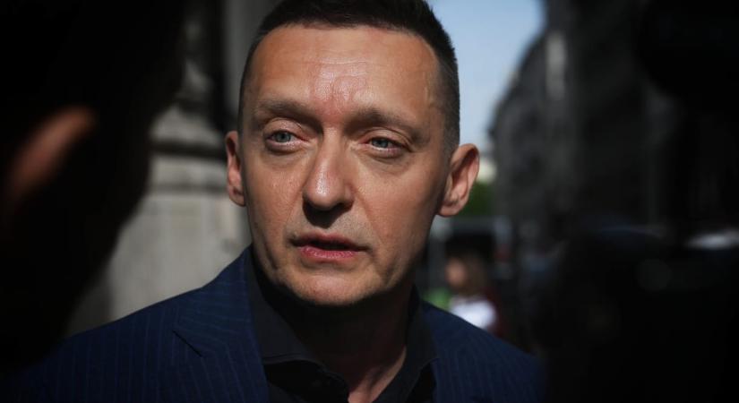 A kisföldalattin fotózták le több százezres nadrágban Rogán Antalt