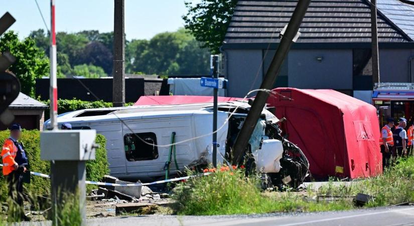 Iskolabuszba csapódott egy vonat Belgiumban, többen meghaltak