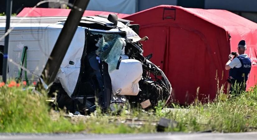 Halálos tragédia: vonat és iskolabusz ütközött, rengeteg a sérült – videó