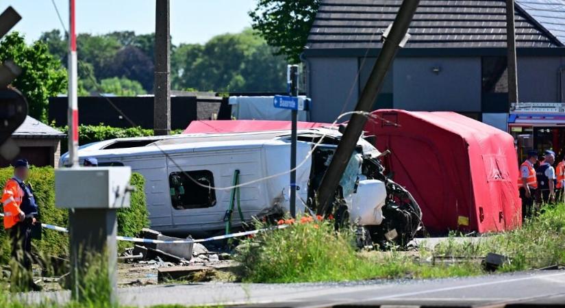Többen meghaltak, amikor vonat elé hajtott egy iskolabusz Belgiumban