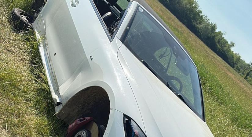 Gazdátlan BMW a 84-es főút mellett - Mi lehet a tulajdonossal?