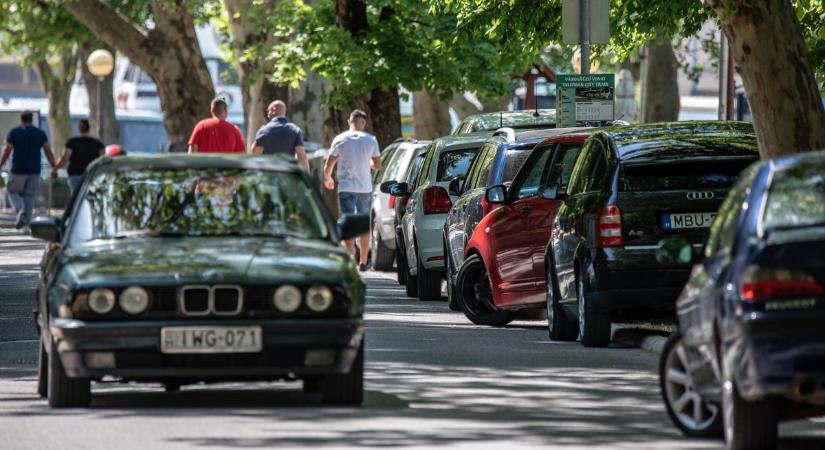 Drágul a parkolás Balatonlellén: júniustól új szabályok és magasabb óradíjak jönnek a főszezonban