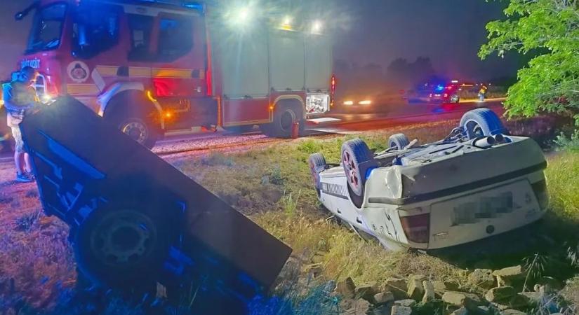 Látott már ilyet? A balesetező szemszögéből láthatja, amint árokba borul az autó – videóval