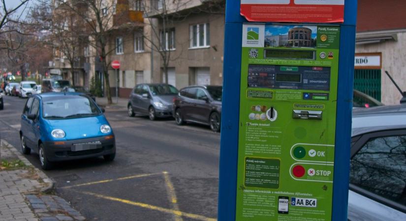 Végleges hír a parkolási díj kapcsán. Döbbenetes fordulat egy magyar városban. Ez mindenkit érint