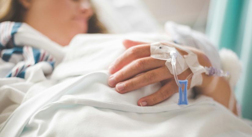 Majdnem meghalt a humorista – egy 272 kilós hűtő szorította a konyhapulthoz