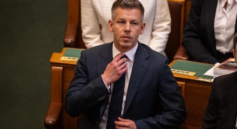 Magyar Péter és Gulyás Gergely első nagy, nyilvános összecsapását hozhatja a parlament mai ülése