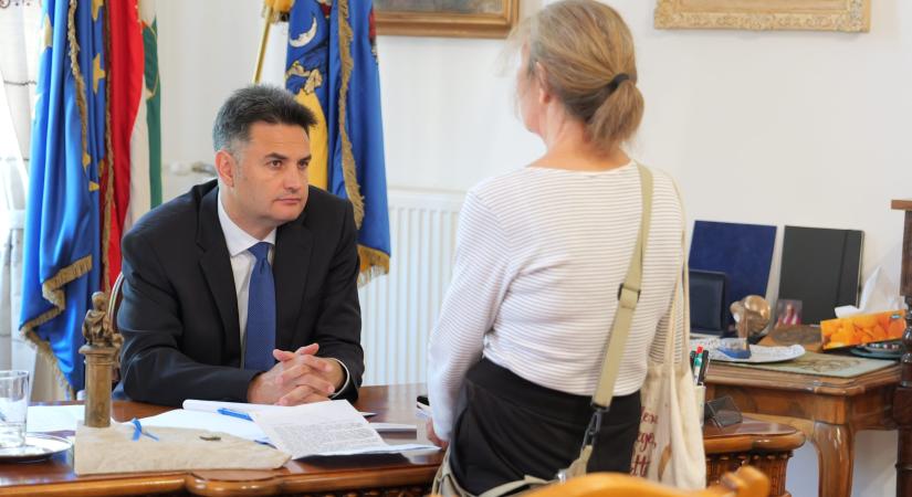 Harcjárművek okozta kár miatt is kérték a polgármester segítségét
