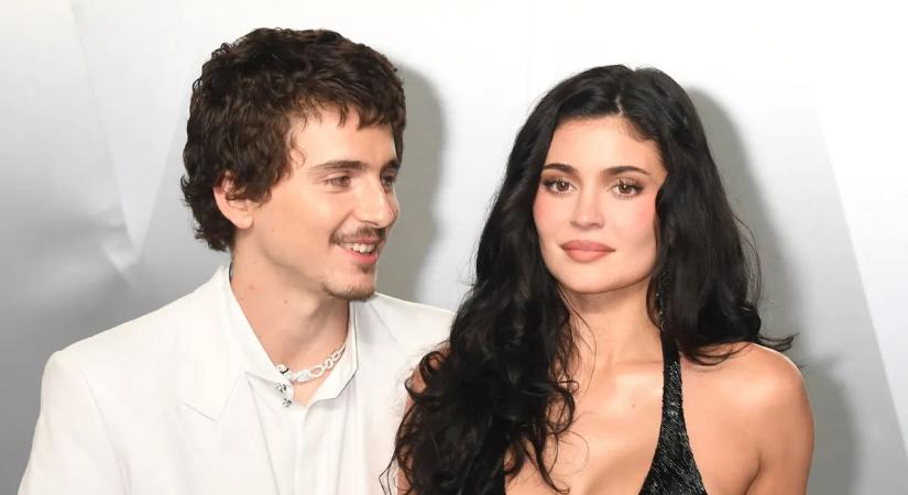 Forrnak az indulatok: kamerák előtt turbékolt Kylie Jenner és jóképű világsztár szerelme, minden szem rájuk szegeződött a meccsen