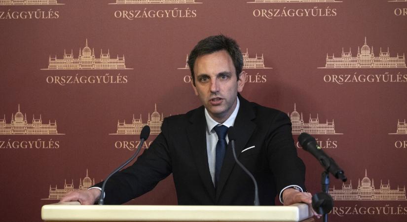 Nem egyéni képviselői indítványokkal intézik majd az „Orbán-bábok” eltávolítását